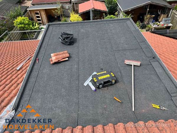 Gereedschap op nieuw plat dak na renovatie in Hoevelaken Gereedschap op nieuw plat dak na renovatie in Hoevelaken