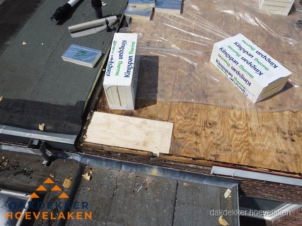 Plat dak isolatie met Kingspan isolatieplaten tijdens renovatie in Hoevelaken