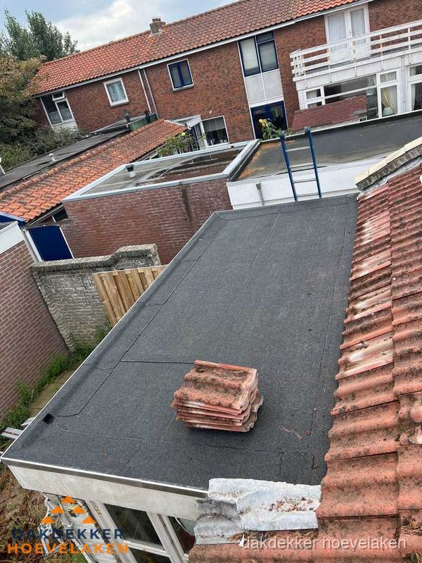 Plat dak aanbouw met bitumen naast schuin pannendak in Hoevelaken Plat dak aanbouw met bitumen naast schuin pannendak in Hoevelaken