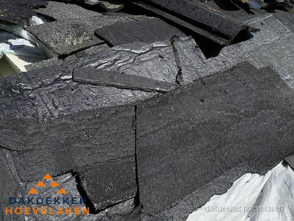 Verwijderd oud bitumen dakleer klaar voor vervanging in Hoevelaken