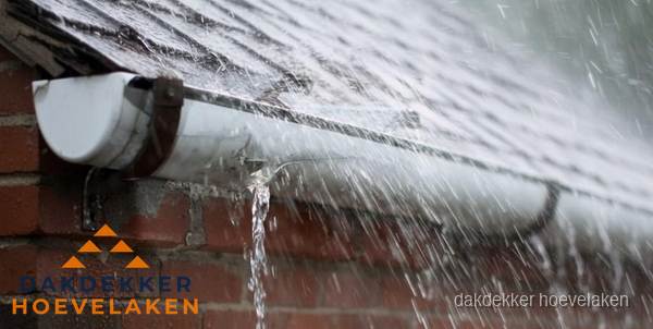 Lekkende dakgoot tijdens regenval in Hoevelaken Lekkende dakgoot tijdens regenval in Hoevelaken