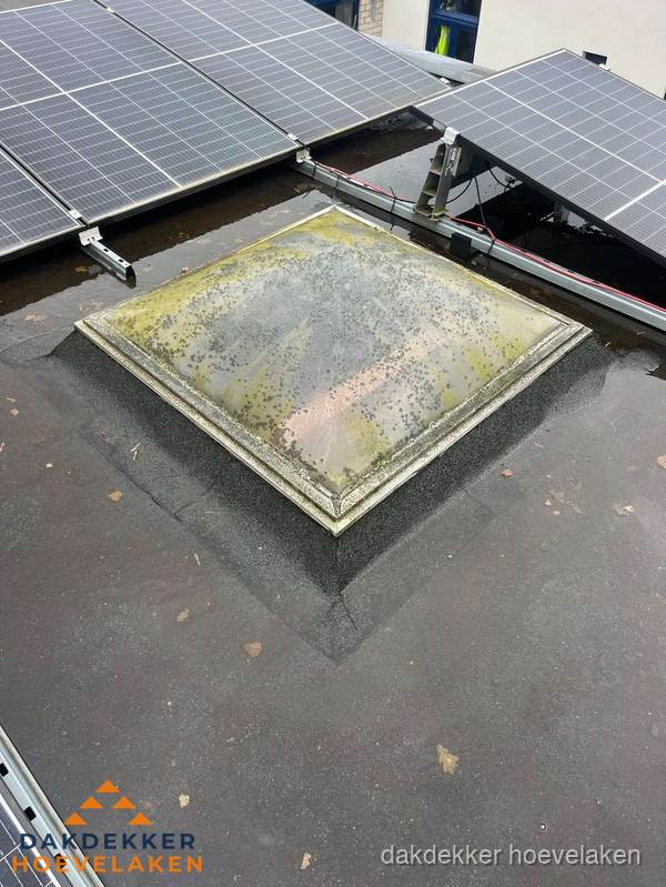 Vervuilde lichtkoepel op plat dak met zonnepanelen in Hoevelaken Vervuilde lichtkoepel op plat dak met zonnepanelen in Hoevelaken