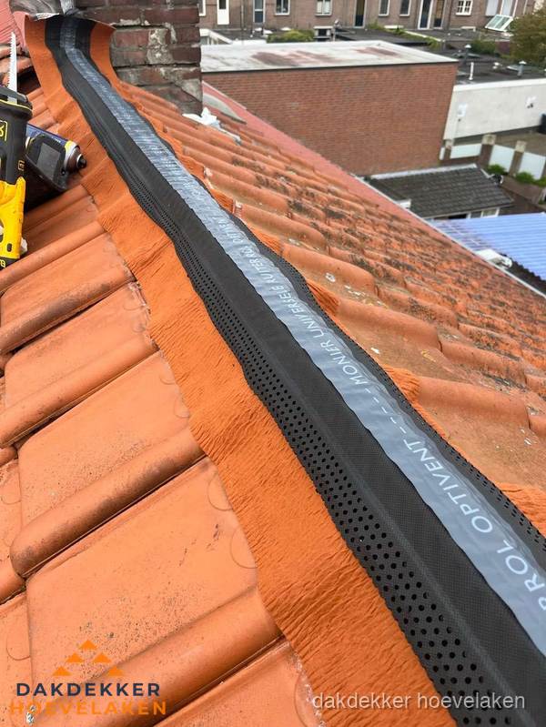 Nokventilatie installeren op hellend pannendak in Hoevelaken