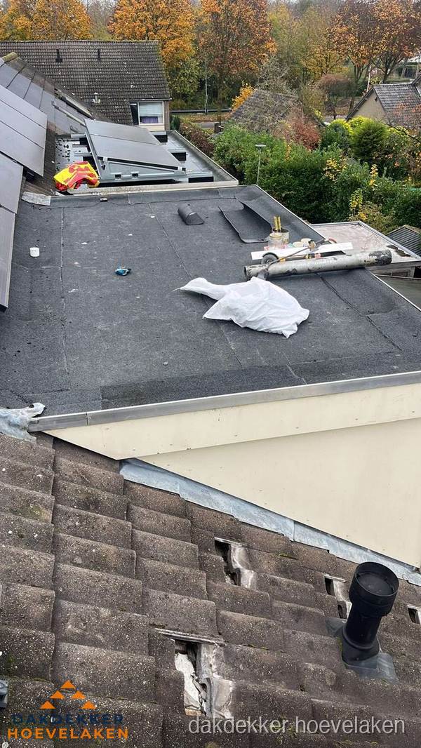 Beschadigde dakbedekking op plat dak voor reparatie in Hoevelaken Beschadigde dakbedekking op plat dak voor reparatie in Hoevelaken