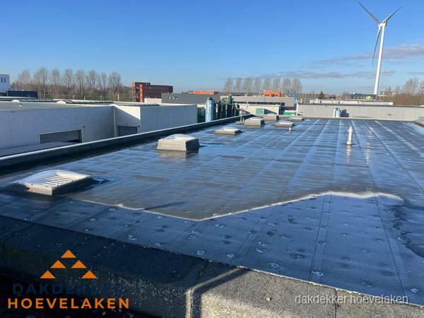 Plat dak bedrijfspand met bitumen dakbedekking en lichtkoepels in Hoevelaken