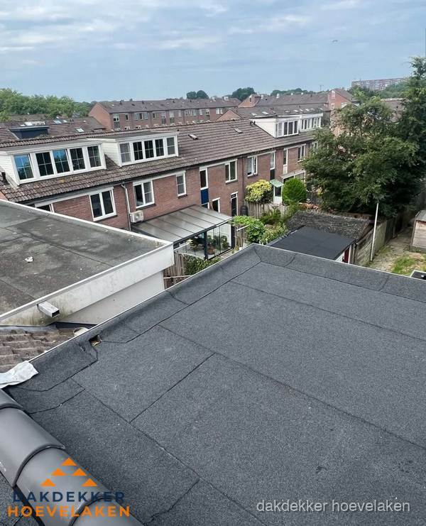 Vernieuwd plat dak met bitumen in woonwijk in Hoevelaken