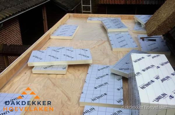 PIR isolatieplaten leggen op plat dak in Hoevelaken