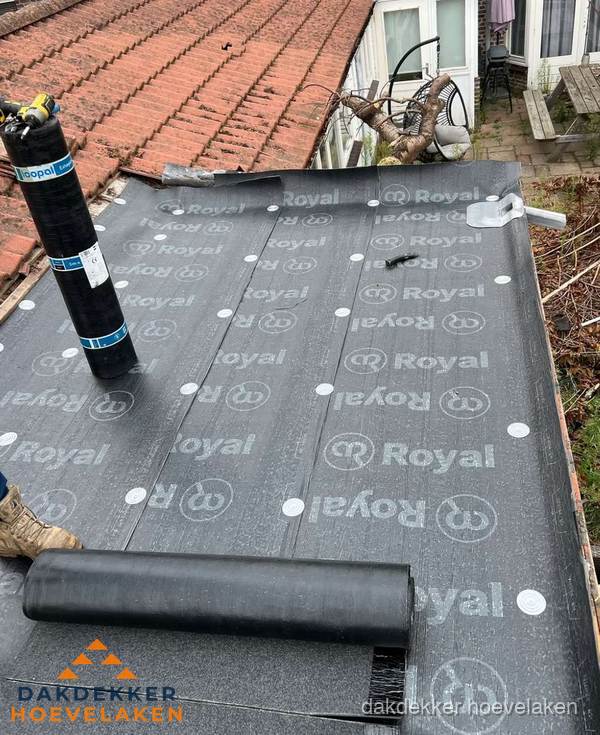 Bitumen dakbedekking leggen op plat dak aanbouw in Hoevelaken
