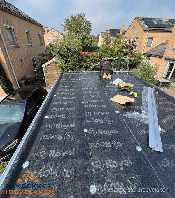 Dakdekker aan het werk op plat dak renovatie in Hoevelaken Dakdekker aan het werk op plat dak renovatie in Hoevelaken