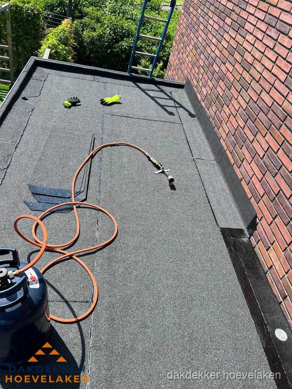 Plat dak met bitumen en brandgereedschap van dakdekkersbedrijf in Hoevelaken Plat dak met bitumen en brandgereedschap van dakdekkersbedrijf in Hoevelaken