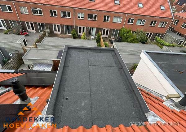 Plat dak met bitumen bedekking naast dakkapel in Hoevelaken