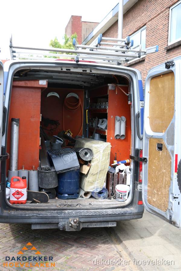 Bedrijfsbus van dakdekker met gereedschap en materialen in Hoevelaken Bedrijfsbus van dakdekker met gereedschap en materialen in Hoevelaken