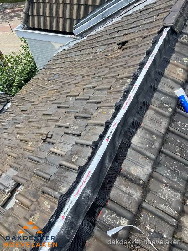 Nokvorst renovatie met Koramic nokrol op schuin pannendak in Hoevelaken