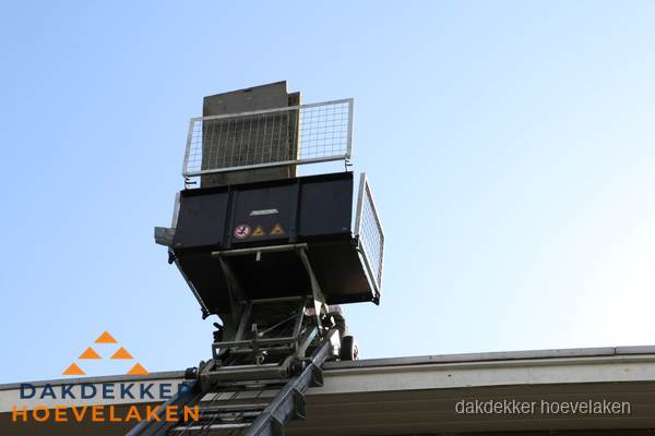Dakdekkerslift voor materiaal transport bij dakwerkzaamheden in Hoevelaken
