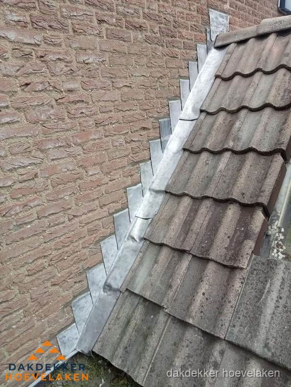 Loodslabben langs dakaansluiting bij bakstenen muur in Hoevelaken Loodslabben langs dakaansluiting bij bakstenen muur in Hoevelaken