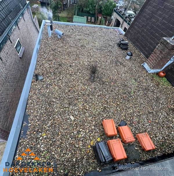 Plat dak met grindballast en dakdoorvoeren in Hoevelaken Plat dak met grindballast en dakdoorvoeren in Hoevelaken