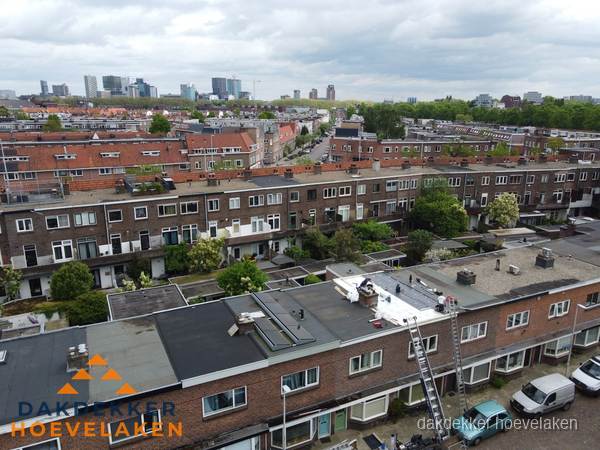 Spoed dakdekker aan het werk op plat dak in woonwijk Hoevelaken Spoed dakdekker aan het werk op plat dak in woonwijk Hoevelaken