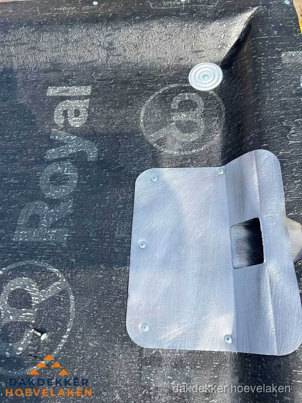Dakgoot aansluiting op bitumen dak in Hoevelaken