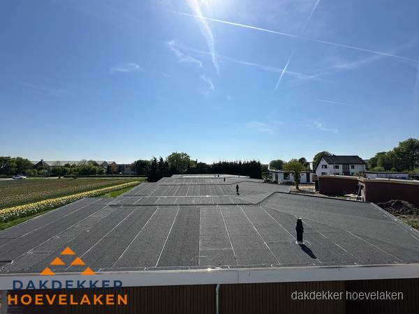 Groot plat dak met bitumen dakbedekking op bedrijfspand in Hoevelaken Groot plat dak met bitumen dakbedekking op bedrijfspand in Hoevelaken