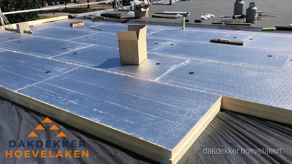 PIR isolatieplaten worden gelegd op plat dak voor dakisolatie in Hoevelaken