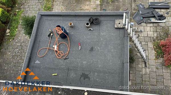 Plat dak met nieuwe bitumen bedekking in Hoevelaken Plat dak met nieuwe bitumen bedekking in Hoevelaken