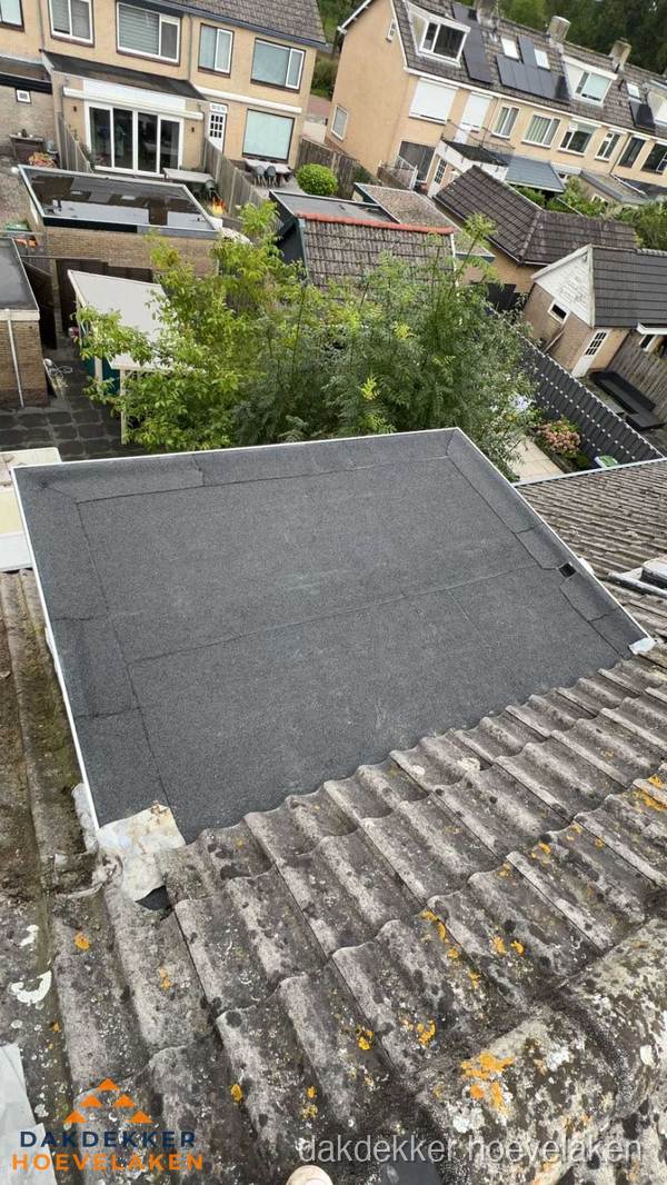 Plat dak aanbouw met bitumen dakbedekking in woonwijk Hoevelaken