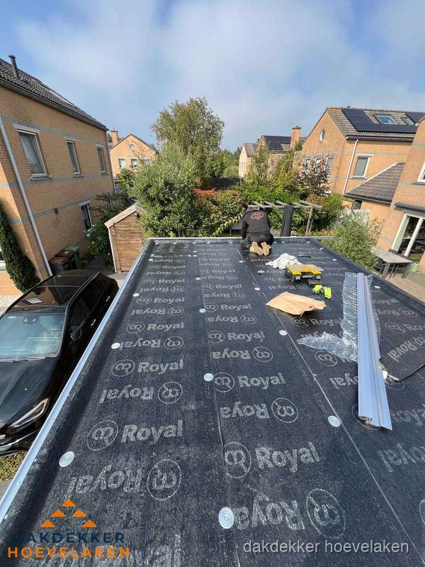 Nieuwe Royal bitumen dakbedekking op plat dak van aanbouw in Hoevelaken