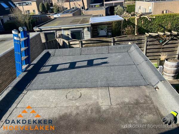 Dakdekker bij bitumen plat dak renovatie in Hoevelaken
