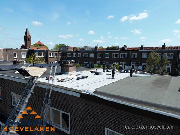 Dakdekkers aan het werk op plat dak in Hoevelaken Dakdekkers aan het werk op plat dak in Hoevelaken