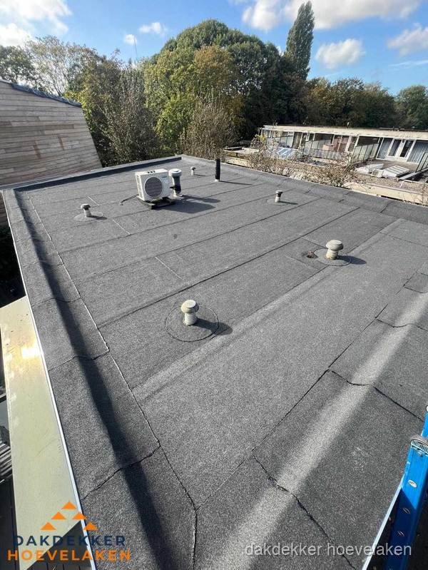 Kosten dakdekker: afgewerkt plat bedrijfsdak met bitumen in Hoevelaken
