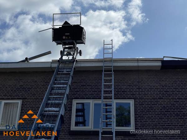 Ladderlift en ladder bij woning voor dakinspectie in Hoevelaken Ladderlift en ladder bij woning voor dakinspectie in Hoevelaken