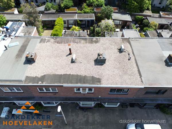 Plat dak met grindballast en dakdoorvoeren in Hoevelaken Plat dak met grindballast en dakdoorvoeren in Hoevelaken