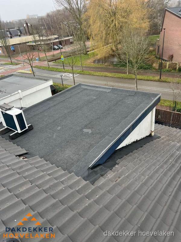 Plat dak met bitumen isolatie en dakbedekking in Hoevelaken Plat dak met bitumen isolatie en dakbedekking in Hoevelaken