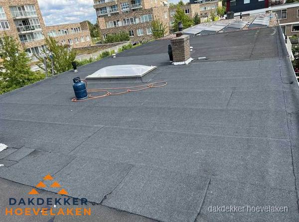 Bitumen dakbedekking op plat dak met lichtkoepel en schoorsteen in Hoevelaken Bitumen dakbedekking op plat dak met lichtkoepel en schoorsteen in Hoevelaken