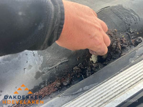 Schade aan bitumen dakbedekking op plat dak in Hoevelaken Schade aan bitumen dakbedekking op plat dak in Hoevelaken