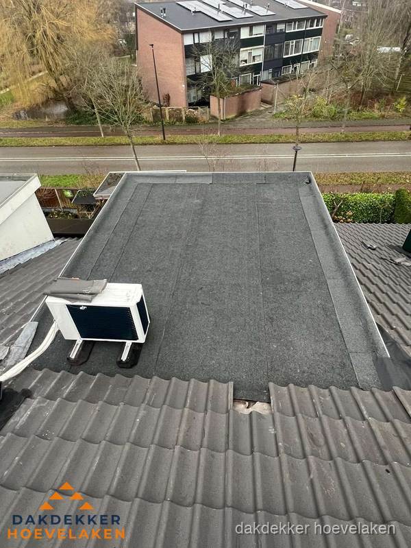 Plat dak inspectie met bitumen bedekking naast schuin pannendak in Hoevelaken Plat dak inspectie met bitumen bedekking naast schuin pannendak in Hoevelaken