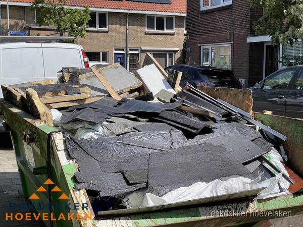Afvalcontainer met gesloopt dakmateriaal tijdens dakkapel renovatie in Hoevelaken Afvalcontainer met gesloopt dakmateriaal tijdens dakkapel renovatie in Hoevelaken