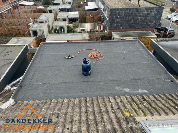 Plat dak met bitumen dakbedekking en brander in Hoevelaken