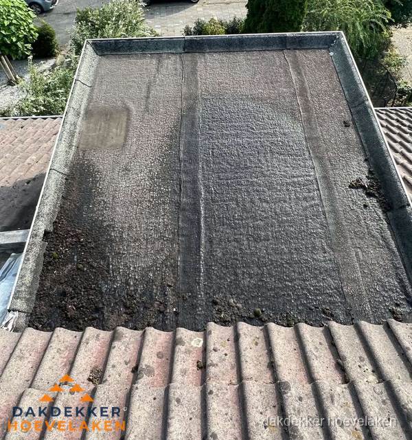 Verouderd plat dak met bitumen en slijtage voor lekkage inspectie in Hoevelaken Verouderd plat dak met bitumen en slijtage voor lekkage inspectie in Hoevelaken
