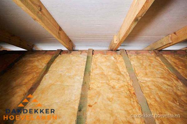 Dakisolatie met glaswol tussen dakspanten in Hoevelaken Dakisolatie met glaswol tussen dakspanten in Hoevelaken