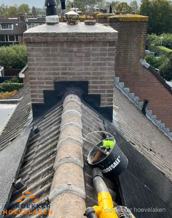 Schoorsteen met loodaansluiting en nokvorst op pannendak in Hoevelaken Schoorsteen met loodaansluiting en nokvorst op pannendak in Hoevelaken