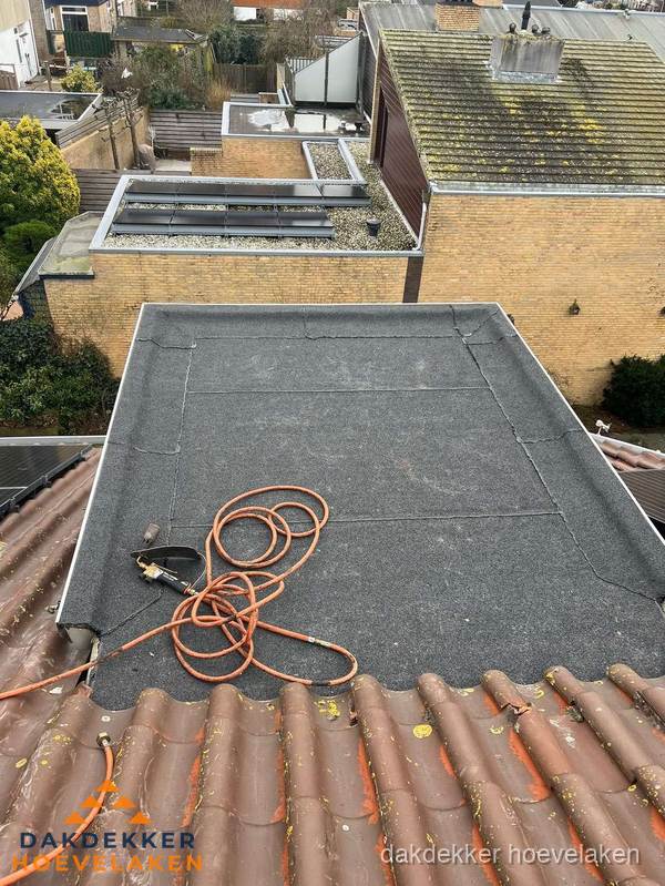 Reparatie aansluiting plat dak en schuin dak in Hoevelaken Reparatie aansluiting plat dak en schuin dak in Hoevelaken