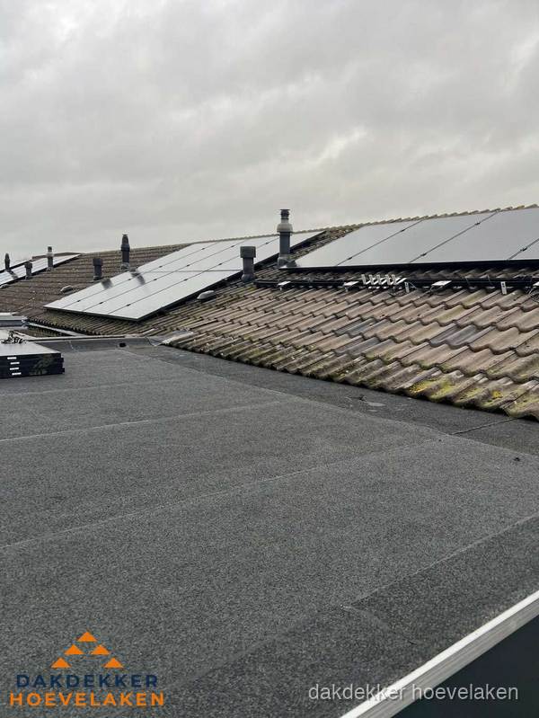 Bitumen dakbedekking op plat dak met aansluitend pannendak en zonnepanelen in Hoevelaken Bitumen dakbedekking op plat dak met aansluitend pannendak en zonnepanelen in Hoevelaken