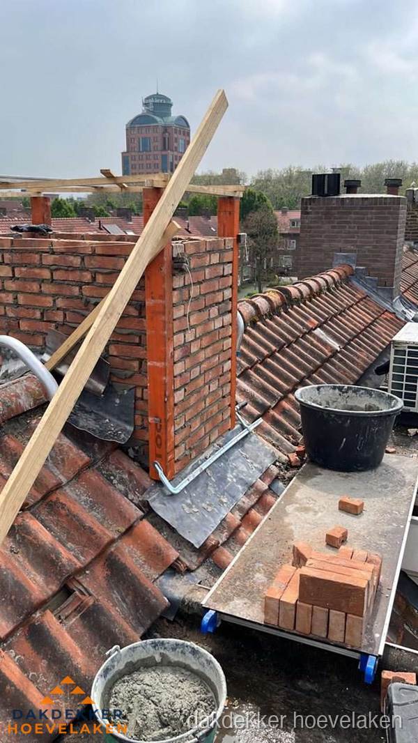 Schoorsteen renovatie met metselwerk op schuin dak in Hoevelaken