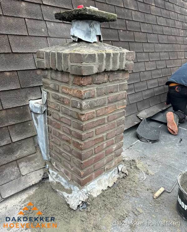 Schoorsteen reparatie met lood en voegwerk op leien dak in Hoevelaken Schoorsteen reparatie met lood en voegwerk op leien dak in Hoevelaken