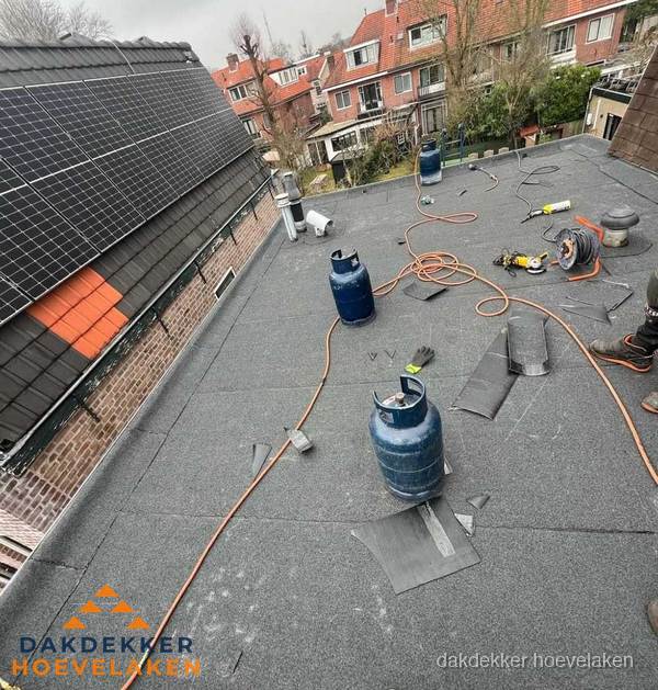 Daklekkage repareren met brandgereedschap op plat dak in Hoevelaken Daklekkage repareren met brandgereedschap op plat dak in Hoevelaken