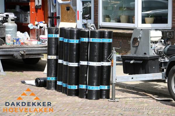Rollen bitumen dakbedekking klaar voor daklekkage reparatie in Hoevelaken Rollen bitumen dakbedekking klaar voor daklekkage reparatie in Hoevelaken