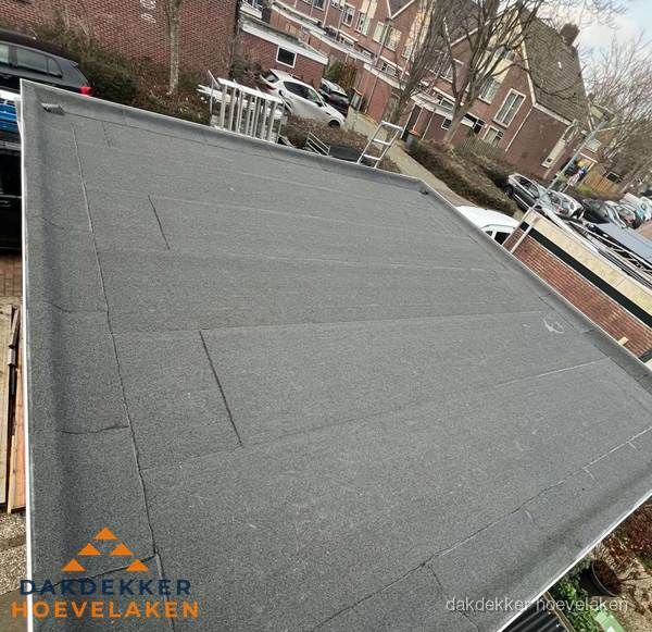 Nieuwe bitumen dakbedekking op plat dak van garage in Hoevelaken Nieuwe bitumen dakbedekking op plat dak van garage in Hoevelaken