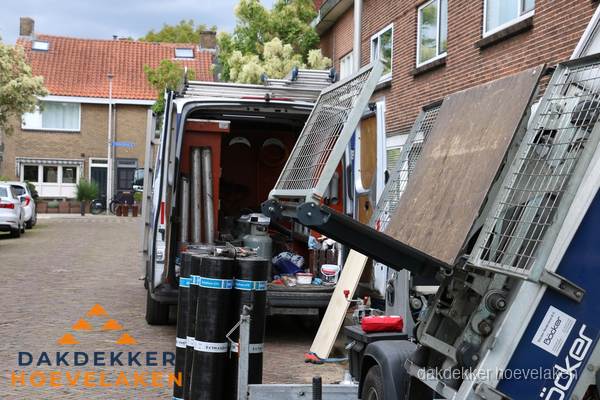 Dakdekkersbusje met materiaal en ladderlift voor dakpannen vervangen in Hoevelaken