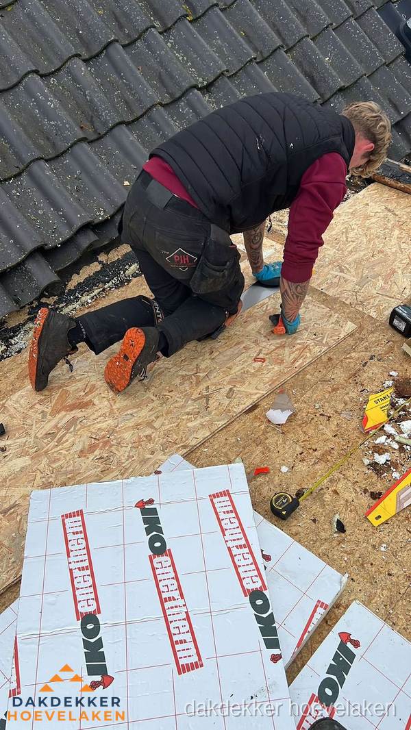 Dakdekker plaatst PIR-isolatieplaten op plat dak in Hoevelaken